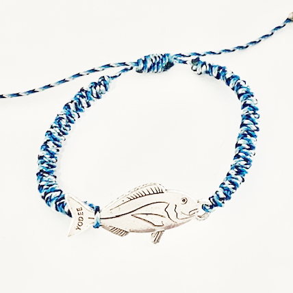 Bracelet Cordon Tressé Bleu avec une Dorade Argenté