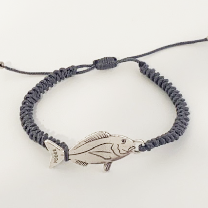 Bracelet Cordon Tressé Gris avec une Dorade Argenté