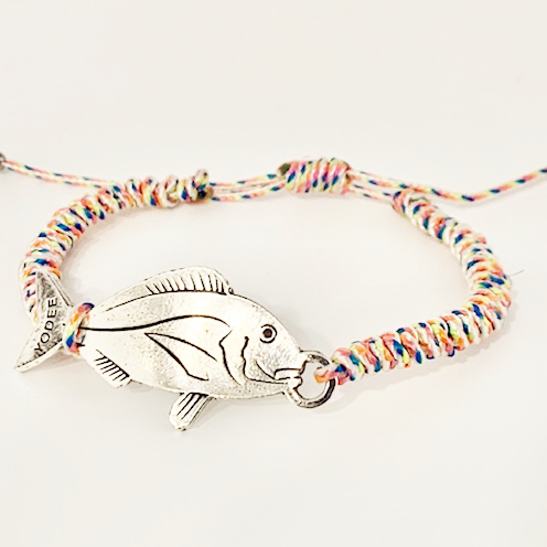 Bracelet Cordon Tressé Multi-color avec une Dorade Argenté