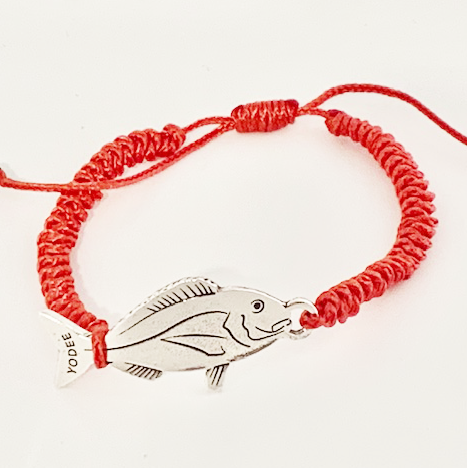 Bracelet Cordon Tressé Rouge avec une Dorade Argenté