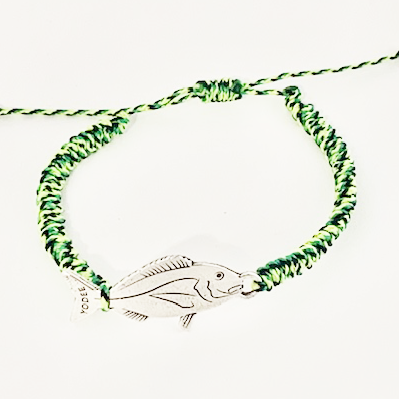 Bracelet Cordon Tressé vert et bleu avec une Dorade Argenté